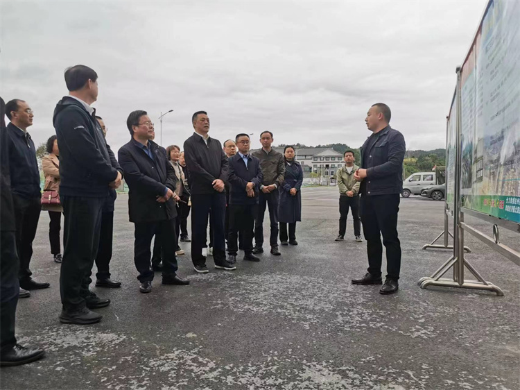 自貢市人大常委會(huì)副主任、民建自貢市委主委王孝謙一行考察四川供銷(xiāo)西南冷鏈物流基地